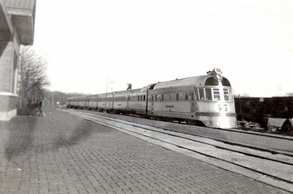 Twin_Cities_Zephyr_Oregon_Illinois_early_1940s